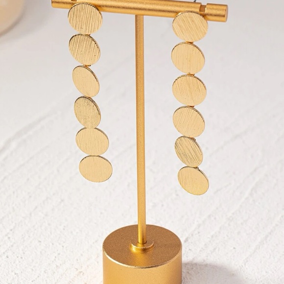 NWT Gold circle modern statement earrings ✨ - Picture 2 of 8